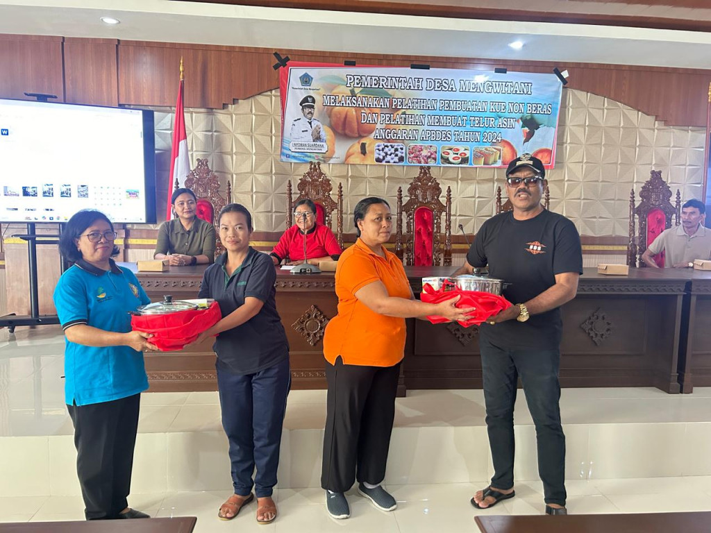Acara pembukaan pelatihan membuat kue non beras dan membuat telur asin dan pemberian peralatan untuk membuat kue, dan telur asin